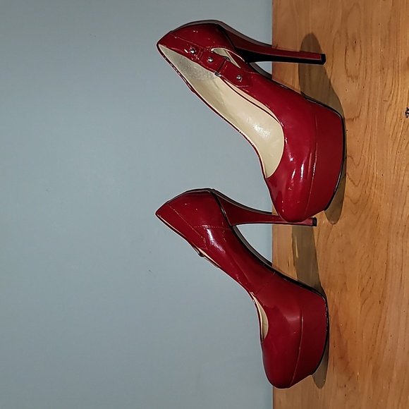 GUESS Red Patent Round-Toe Heels SZ 7 - Picture 2 of 8